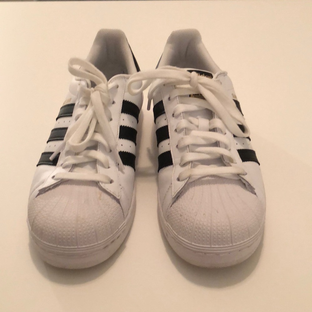 EUC Adidas Superstar Sneaker